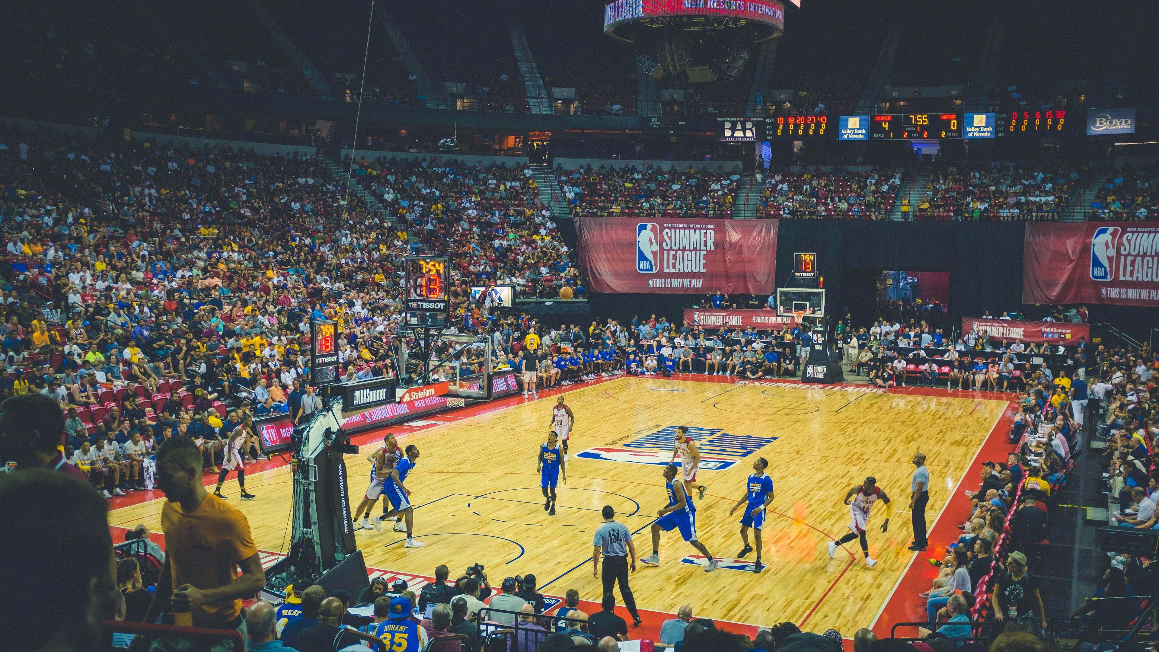 勇士两大核心闪耀全场!穆迪与波斯特联手限制布克,攻防全能稳固空间彰显冠军之风